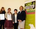 Bild: Monika Rohlmann/exb
Referatsleiterin Regine Wiesend (links), Angelika Spitzer von der Regierung der Oberpfalz und Else Köstler vom Landwirtschaftsamt Tirschenreuth (von rechts) freuen sich mit Petra Pieper (Zweite von links und Antje Kopp-Lüdemann (Mitte) über den erfolgreichen Abschluss ihrer Qualifizierung.