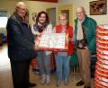 Bild: wro
Vorsitzende Nicole Fürst (2. von links), Gerhardt Höhn und Anni Riedl (von rechts) zeigten sich dankbar für die Weihnachtsstollen, die Oskar Deininger (links) im Namen des Lions-Hilfswerks Marktredwitz-Fichtelgebirge übergab.