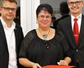 Bild: hai
Die BRK-Kreisgeschäftsführer Markus Ruckdeschel (links) und Richard Knorr dankten Nadja Busch für bislang 75 Blutspenden.
