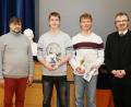 Bild: JOCHEN NEUMANN 
ERBENDORF
Kolpingvorsitzender Wenzeslaus Brenner (links) und Pfarrer Martin Besold (rechts) mit den beiden neu aufgenommenen Kolpingbrüdern (von links) Thomas und Max Schultes.