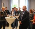 Bild: wrm
Organist und Chordirigent Helmut Wolf (rechts) ist sichtlich gerührt von allen Dankesworten. Regionalkantor Rudolf Fischer (links) ist ebenfalls bei der Verabschiedung dabei.