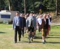 Bild: ral
Vorsitzender Andreas Schatz (Mitte), hier beim Einmarsch zum Heimatfest, will den Heimat- und Trachtenverein Trisching nicht mehr führen. Nun ist eine weitere Hauptversammlung nötig, um einen Vorsitzenden zu finden.