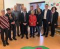 Bild: exb
Christian Doleschal, Mitglied des Europäischen Parlaments (Zweiter von rechts), besuchte das Kinderhaus Dorfpiraten. Mit im Bild sind auch Stellvertretender Landrat Alfred Scheidler (Sechster von links), Bürgermeister Josef Schmidkonz (Fünfter von links), Dritter Bürgermeister Franz Schöner (Vierter von rechts), FU-Kreisvorsitzende Tina Zeitler (rechts), Kinderhaus-Leiterin Irida Haberkorn (Zweite von links), stellvertretende Kinderhaus-Leiterin Ilona Kilian (links) und stellvertretender CSU-Kreisvorsitzender Roland Grillmeier (Vierter von links).