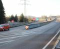 Bild: exb/Michael Weiß
Die Betonschutzwand auf der B85 in Höhe Wackersdorf trennt die Richtungsfahrbahnen. Für die Verkehrssicherheit ist sie dringend notwendig, für den Wildwechsel oft eine unüberwindbare Barriere. Das Wildunfallrisiko könnte mittelfristig ein Wildschutzzaun minimieren.
