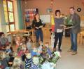 Bild: Josef Böhm
Glückwunsch zum Dienstjubiläum an Edith Hoch von Bürgermeister Martin Prey (rechs) und Kindergartenleiterin Christina Zwack (links).
