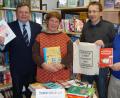 Bild: sm
Der Kreisjugendring übergibt ein Buchpaket an die Bücherei Kirchendemenreuth.
