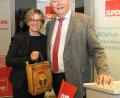 Bild: Hirsch
AG-Bezirksvorsitzender Reinhold Strobl (rechts) bedankte sich bei der SPD-Landesvorsitzenden Natascha Kohnen (links) mit einem Geschenk.