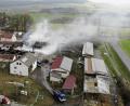 Luftbild: Gustl Beer
Rechts am Bildrand unterhalb der abgebrannten Scheune ist das zerstörte Dach eines anderen Bauernhofes zu sehen. Dort hatten Brandstifter Ende Oktober Feuer gelegt. Die Ursache des Brandes am frühen Montagmorgen ist dagegen noch unklar.