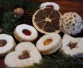 Bild: Matthias Würfl
Die Spitzbuben schmecken mit Marmeladen, Gelee oder auch Schokocreme-Füllung. Verziert werden sie mit Puderzucker.