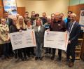 Bild: wmi
Filialleiter Manfred Eller (Zweiter von links) und Regionalmarktleiter Stefan Schedl haben 7.000 Euro an Spendengeldern dabei – ganz zur Freude der Vereinsvertreter (von links) Diana Biersack, Lea Fehlner, Mischa Hermann, Linda Törnkvist-Kreutzer, Elisabeth Merkl, Daniel Kraus, Veronika Geigenmüller, Lukas Heindl, Irmgard Bauer, Claudia Schreglmann, Robert Schmid, Hans Karl, Saskia Distler, Michael Sporrer, Matthias Friedl und Max Gebelein.