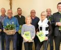 Bild: Hirsch
Kreisvorsitzender Landrat Thomas Ebeling (rechts) überreichte gemeinsam mit den Kreisfachberaterinnen Petra und Heidi Schmid (von links) den Gartenbesitzern Blumen, Fotobücher und einen Gutschein für einen Einkauf in einer Baumschule.