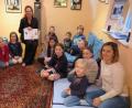 Bild: jzk
Sehr gut gefallen haben den Kindern die Weihnachtsgeschichten, die ihnen Kerstin Graf (hinten) vorgelesen hat.