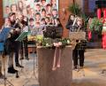 Bild: myd
Die erste Kerze am Adventskranz brennt. Für stimmungsvolle Musik zum Familiengottesdienst sorgt die Bläsergruppe um Benno Englhart.