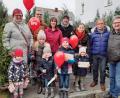 Bild: exb/Sabine Eichermüller
Die Stadtratskandiaten der Pressather SPD und Bürgermeister Werner Walberer gratulieren den Kindern, deren Luftballon am weitesten flog.