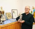 Bild: JOCHEN NEUMANN 
ERBENDORF
Museumsleiter Manfred Klöble vor einigen interessanten Exponaten der neuen Sonderausstellung "Tradition und Vielfalt - Unserere Vereine", die ab morgen im Heimat- und Bergbaumuseum zu sehen ist.