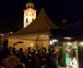 Bild: Stadtmarketing Tirschenreuth/exb
Am Dienstag starten die „Betthupferlgeschichten beim Christbaum“. Am oberen Marktplatz ist auch wieder eine kleine Budenstadt aufgebaut. Im vergangenen Jahr (Bild) fand die Veranstaltung großen Zuspruch.