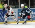 Bild: gb
Nach einer 2:0-Führung unterlagen die Blue Devils am Freitagabend bei Spitzenreiter ECDC Memmingen mit 2:3 nach Verlängerung. Kevin Piehler (rechts, Szene aus dem Hinspiel, das die Weidener zu Hause mit 2:4 verloren) erzielte in der 25. Minute das 1:0 für die Oberpfälzer.
