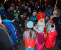 Bild: wmi
Viel zu tun hat der Nikolaus, um allen Kinden bei der Dorfweihnacht Moos ein Geschenk zu gegen.