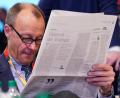 Archivbild: Kay Nietfeld/dpa
Prominenter Zeitungsleser: Friedrich Merz macht Schmöker-Pause beim CDU-Bundesparteitag in Leipzig.