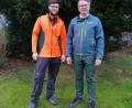 Bild: exb
Der Leiter des Forstbetriebs Schnaittenbach, Philipp Bahnmüller, freut sich über den neuen Förster für das Staatswaldrevier Kettnitzmühle, Simon Schmidt (links).