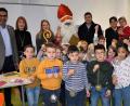 Bild: rgr
Am Nikolaustag gab es nicht nur Geschenke für die Kinder, sondern auch für Bürgermeister Edgar Knobloch. Mit dabei waren Rektor Thomas Schmidt (von links), Konrektorin Ruth Seitz, Melanie Richter und Susanne Schnabel vom Elternbeirat.