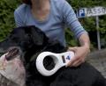 Bild: Emily Wabitsch/dpa
Mit einem solchen Chip-Lesegerät können Transponder, die von Tierärzten eingesetzt wurden, ausgelesen werden. Das ermöglicht eine Zuordnung von entlaufenen Tieren zu ihren Besitzern.