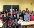 Bild: exb
Die Kombiklasse 3/4 mit den beiden Helferinnen der Zahnarztpraxis Fraas und Dr. Maximilian Fraas.