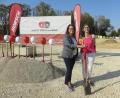 Bild: Hirsch
Claudia Donhauser (links) und Cornelia Horsch (rechts) vollzogen symbolisch den Spatenstich für die "Waldfabrik" am Standort Schwandorf-Sitzenhof.