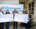 Bild: exb/Thomas Puchinger
Buchbinder-Geschäftsführer Konrad Altenbuchner (links) und Christina Lell (rechts) überreichten die Schecks an Elke Reinhart (Zweite von links) und Paul Ferstl (Zweiter von rechts).