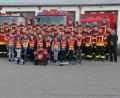 Bild: ral
Die gesamte Feuerwehr mit ihren neuen Schutzanzügen, die sich sehr vom alten Schutzanzug unterscheiden.