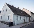 Archivbild: dtr
In diesem Gebäude in der Blumenstraße 22 soll ein Bürgertreff samt Wohnung entstehen. Klaus Dieter Stiefler vom Architekturbüro RSP stellt in der Marktratsitzung seine Pläne dafür vor – die jetzt beschlossene Sache sind.
