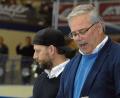 Bild: gb
Chefcoach Ken Latta (vorne) und Co-Trainer Florian Zellner sehen fast regelmäßig große Leistungsschwankungen bei ihrer Mannschaft. Am Wochenende treten die Blue Devils in Memmingen und zu Hause gegen Sonthofen an.