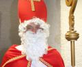 Bild: m
Echt nur mit Bischofsmütze und Stab - der heilige Nikolaus alias Heiner Hagn.