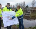 Bild: Gabi Schönberger
Daniel Brumme (Björnsen Ingenieure, Augsburg), Helmut Schaller und Andreas Ettl vom Wasserwirtschaftsamt Weiden erklären das Bauvorhaben des Neubaus. Im Hintergrund der marode Düker.