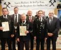 Bild: ohr
Der Vorsitzende des Knappenvereins Jürgen Ferschl (Zweiter von rechts) zeichnete Josef Schatz (Zweiter von links) und Gottfried Vetter (Mitte) für 25-jährige Zugehörigkeit mit der Nadel in Silber und der Ehrenurkunde aus. Als Ehrengäste gratulierten Siegfried Bauer (links), Bürgermeister Hans Prechtl (Stulln, Dritter von links), stellvertretender Landrat Arnold Kimmerl (Dritter von rechts) und Bürgermeister Manfred Rodde (Schwarzenfeld, rechts).