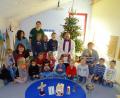 Bild: hl
Die Kindergartenkinder feierten mit Pfarrer Heribert Stretz, den Erzieherinnen (links) und Leiterin Kerstin Dilling (knieend rechts) eine Andacht.
