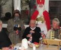 Bild: is
Den Nikolaus mit seinem Knecht Rupprecht im Kreis von Stadtpfarrer Edmund Prechtl, Heribert Schmitt und Chorleiter Günther Hösl.
