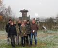 Bild: sfo
Projektleiterin Carina Wagner (Mitte) mit Vorsitzendem des Vereins Via Carolina Alfred Wolf (rechts) und Ilona Hunsperger (links), sie ist zuständig für die Kasse und den Museumsshop des Geschichtsparks sowie Handwerkern, die während der Wintermonate Reparaturen vornehmen.