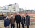 Bild: Josef WIeder
In Hintergrund entsteht der 15,5 Millionen teuere Neubau der AOK Weiden. Wieder mal an der Baustelle an der Ecke Weigel-/Bahnhofstraße (von links): Projektbetreuer Andreas Ilg und Stefan Müller (Bereichsleiter Privatkunden), Beiratvorsitzender und Bezirkstagsvizepräsident Lothar Höher, stellvertretende Beiratsvorsitzende Gaby Hübner sowie AOK-Direktor Jürgen Spickenreuther.