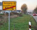 Bild: gsp
Hier wird nach Ansicht einiger Köferinger zu schnell gefahren. Deshalb soll das Ortsschild ein Stück verschoben werden, um die Verkehrsteilnehmer zu bremsen.