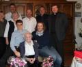 Bild: cs
Die Jubilarin Franziska Heinzl mit Urenkel Stefan und Enkeltochter Andrea; in der zweiten Reihe von rechts Dekan Markus Flasinski, Bürgermeister Joachim Neuß, Enkel Manfred, Schwiegertochter Elvira; dahinter Enkel Norbert.