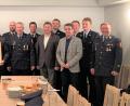 Bild: tu
Vorsitzender Hans-Pater Wallner (Achter von rechts) überreicht dem Vorstand der Feuerwehr Bor eine Dankurkunde. Mit dabei waren unter anderem auch Bürgermeister Petr Myslivec (Bor) und sein Pleysteiner Amtskollege Rainer Rewitzer (Vierter und Sechster von rechts).