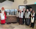 Bild: khg
Nach der Übergabe der selbstgebauten Krippe mit (von links): Heinz Krause, Wolfgang Moll, Konrektor Peter Großmann, Heinrich Ruppert (3. Bürgermeister), Knecht Ruprecht (Gerhard Schneider), Nikolaus Thorsten Grädler (2. Bürgermeister), Konrad Gebert, Hans Grimm, Bürgermeister Hans-Martin Schertl, Johann Maul, Wolfgang Albersdörfer und Pfarrvikar Hrudaya Kumar Madanu.