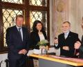 Bild: Reitmeier/exb
Stellvertretend für Václav Vrbík nahmen Alfred Wolf und Ida Pětioká das „Goldene Herz für Europa“ von den beiden Vorsitzenden des „Freundeskreises deutsch-tschechischer Verständigung“ Bohumil Řeřicha und Zdeněk Mack bei einer Feierstunde in der Deutschen Botschaft Prag im Lobkowitz-Palais entgegen.
