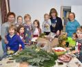 Bild: hcz
Kinder helfen gefiederten Freunden durch den Winter. Zusammen mit den Erwachsenen Margareta Czichon, Nicole Merbald und Verena Bauer (von links) basteln sie Futter.
