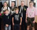 Bild: dop
Oberschützenmeister Wolfgang Sennfelder (links) freut sich mit den neuen Würdenträgern (weiter von links): Zweiter Ritter Bernhard Neuhofer, Schützenliesel Susanne Bauer, Zweiter Jugendritter Timo Schlauch, Schützenkönig Xaver Auerbacher, Erster Jugendritter Kilian Kustner, Erster Ritter Ferdinand Winkelmann und Jugendkönig Ryan McBride.