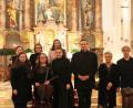 Bild: dwi
Kirchenpfleger Alfons Schorner, Robert Diem und Hanna Regina Uber begrüßen Vit Aschenbrenner (von rechts) und seine Musikerinnen des Kammerorchesters Consortium Musicum Pilsen in der Kirche St. Ägidius.