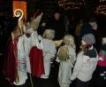Bild: aub
Der Nikolaus verteilt kleine Geschenke an die Kinder.