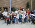 Bild: jzk
Der Nikolaus (Bruno Ponnath) mit seinen beiden Engeln und die Vorschulkinder der Kita Li-La-Löhle bereiteten den Senioren im Haus Falkenstein eine besinnliche Nikolausfeier.