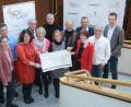 Bild: Gabi Schönberger
12500 Euro Erlös spenden die Organisatoren des Nofi-Laufs an fünf gemeinnützige Einrichtungen. Über jeweils 2500 Euro freuen sich (vorne, von links mit den Händen am symbolischen Scheck): Marina Frister (Bunter Kreis), Elisabeth Wittmann von Aktion Lichtblicke, Susanne Wagner vom Hospiz St. Felix, Jost Hess (Arbeitskreis Asyl) und Waltraud Koller-Gierke vom Förderverein für Schwerkranke.